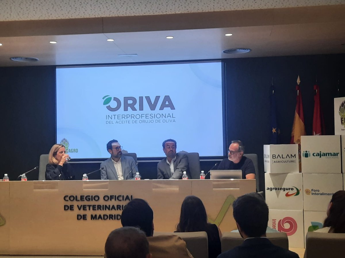 👏 Ha sido un placer aplaudir hoy a los nuevos diplomados como Expertos en Comunicación Agroalimentaria #eucagro, el ya mítico curso de
<a href="/APAE_informa/">APAE</a>, que forma a profesionales con rigor y conocimiento del sector agrario.