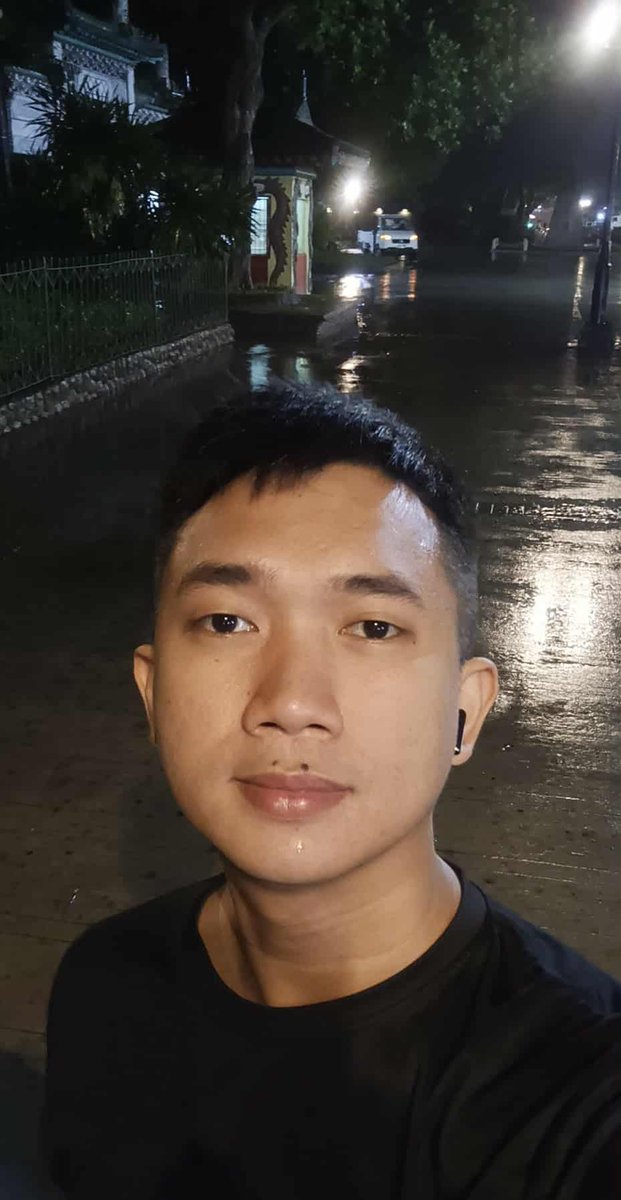 yan71x's tweet photo. felt cute under the rain so i had to take a snap, skl https://t.co/vrtrRoZmPQ