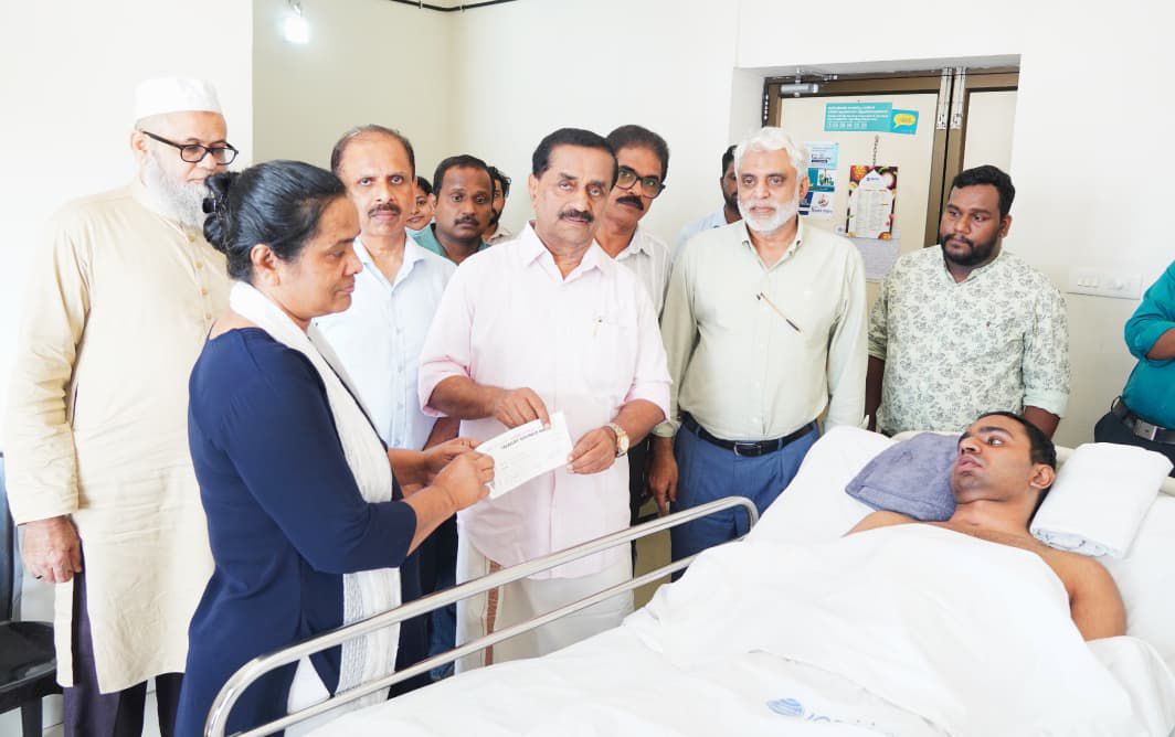 TheSouthfirst's tweet image. #Kerala : The state government has extended financial support to health worker #TitoThomas, who has been bedridden for nearly two years after contracting #Nipah while on duty.
A cheque of โน17 lakh from the Chief Ministerโs Distress Relief Fund was handed over to his parents byโฆ