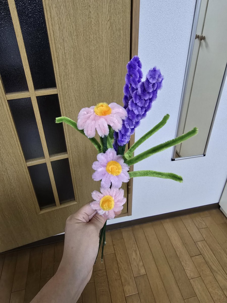 JiaWu_JC's tweet photo. I tried. Hopefully, they look like flowers 😅😅

#pipecleanercraft https://t.co/Ody57KYVuW