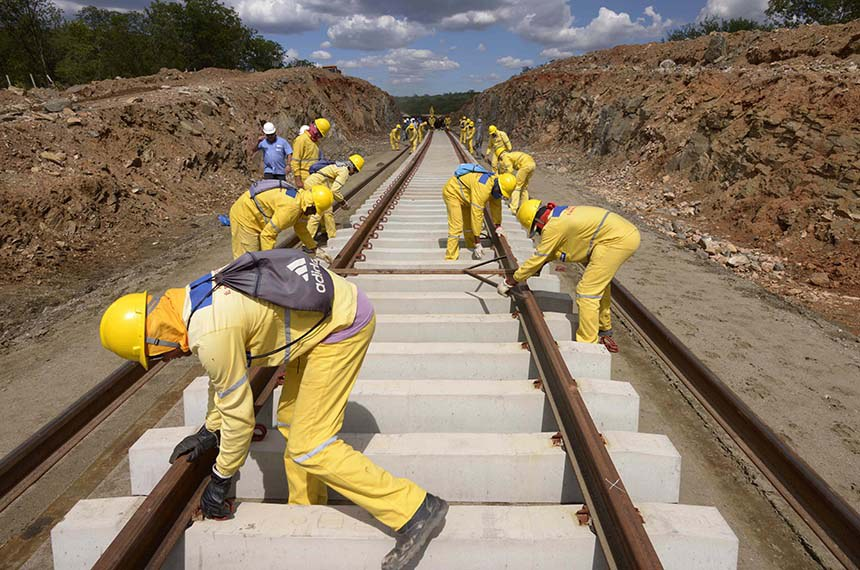 SenadoFederal's tweet photo. Comissão de Infraestrutura aprova fim de exigência de licença ambiental prévia para projetos ferroviários prioritários. Projeto segue para análise da CCJ. https://t.co/qG2toYafjh https://t.co/Goc8o2YoOD