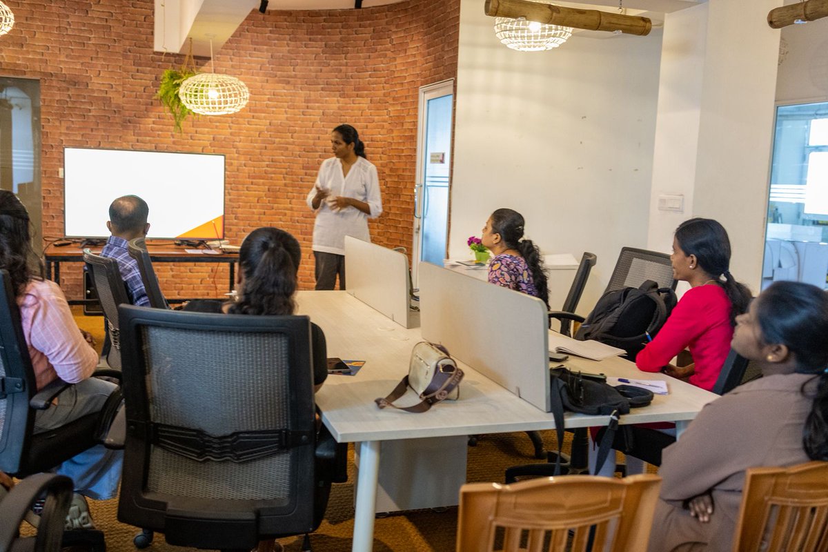 cheveninglka's tweet photo. Over the past 10 days, we were delighted to host 3⃣ events supporting aspiring scholars as they prepare for the upcoming #Chevening cycle 🎓✨

1⃣ Online webinar 
2⃣ In-person seminars in Batticaloa &amp; Jaffna

(1/2) https://t.co/wR5Dzq6o8O