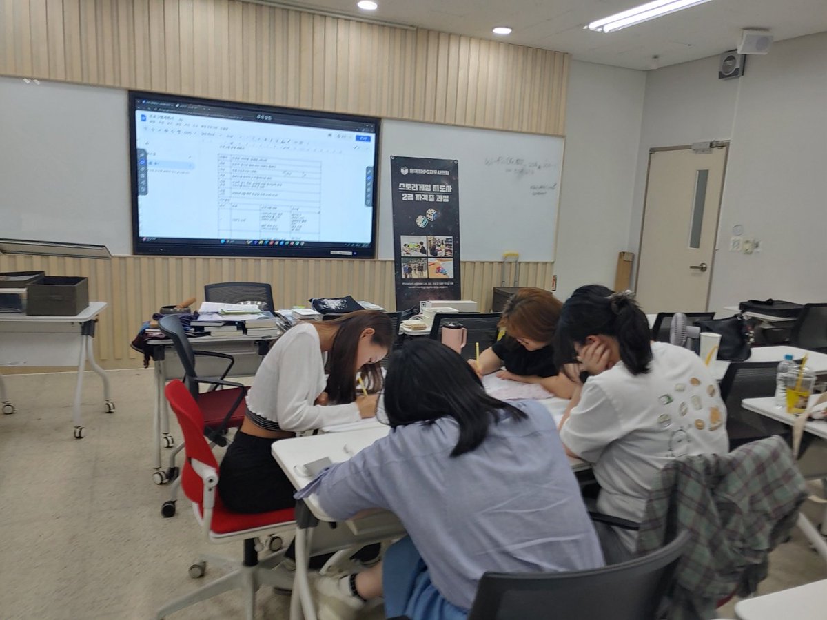 bumleegames's tweet photo. 지난달에 스토리게임 지도사 2급 과정 출강요청이 있어서 경기도 수원, 충남 부여에서 두 차례로 수업을 진행했습니다. 2025년 8월 수업에 총 6명의 수강자 분들이 모두 적극적으로 참여했고 즐거운 시간을 가졌습니다^^
#한국TRPG지도사협회 
#스토리게임지도사과정 https://t.co/DjvLslu73s
