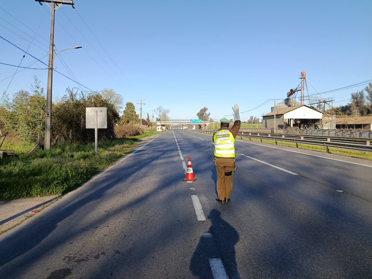 Carab_Maule's tweet photo. Nuestros Carabineros de #Camarico en #TALCA realiza controles preventivos en la Ruta 5#Sur;fiscalizando la velocidad de los vehículos y, resaltando los consejos de autocuidado para el buen desplazamiento como así medidas preventivas en el mes de la Patria🇨🇱🇨🇱👮🏻👮🏻🇨🇱🇨🇱.
#Rutasegura https://t.co/BGqbQu1ZAe