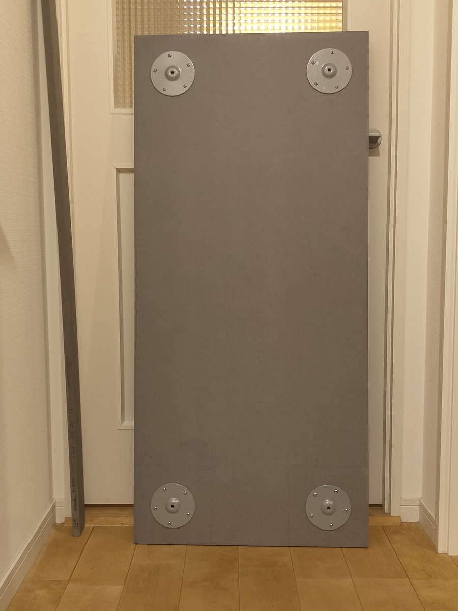 新しいデスクの準備中。