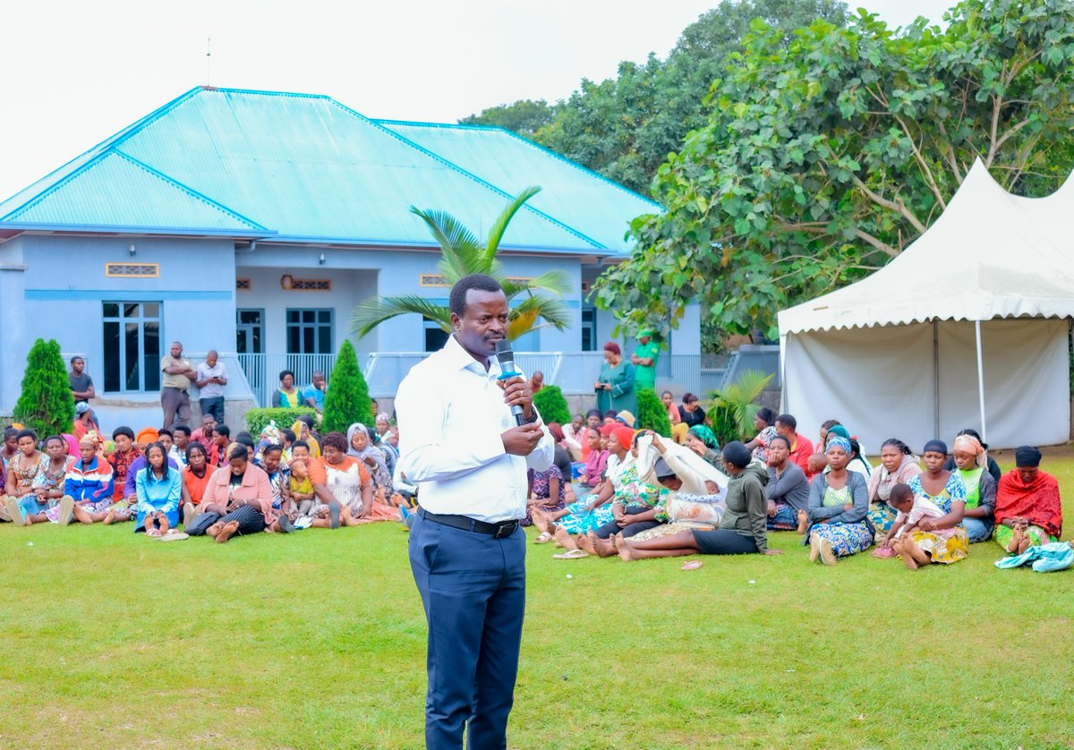 MusanzeDistrict's tweet image. Kuri uyu wa kabiri, hari kuba Inteko z'Abaturage zibera ku rwego rw'Akagari, mu mirenge yose. Umuyobozi w'Akarere @NsengClaudien, ari kumwe n'Abahagarariye @reg_rwanda na @wasac_rwanda mu Karere, yitabiriye Inteko iri kubera mu Kagari ka Rwebeya mu murenge wa Cyuve.