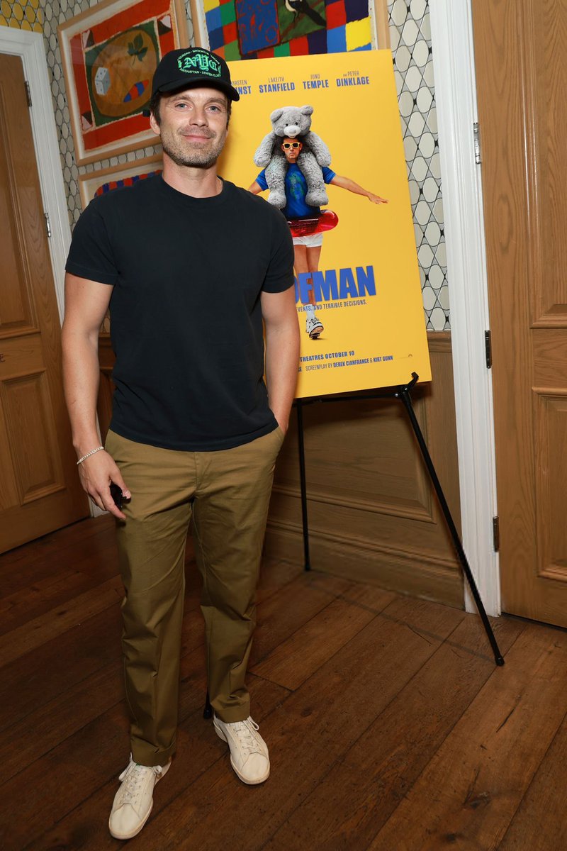 📸| Novas fotos de Sebastian Stan na exibição especial do filme “Roofman” ontem (08/09), em Nova York.