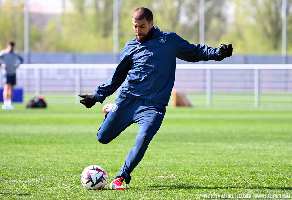 DoyensLeMedia's tweet photo. "Ce n’est pas un adieu. Le lien reste, quoi qu’il arrive. Et où que je sois demain, je resterai fier d’avoir écrit un morceau de mon histoire avec vous, et d’avoir laissé une part de moi ici. Le Havre restera à jamais gravé dans mon cœur. Je resterai pour toujours Ciel & Marine ! 🩵💙"

L'adieu de Oualid El Hajjam au public havrais avant son départ aux @girondins 🥹

📸 Emmanuel Lelaidier
