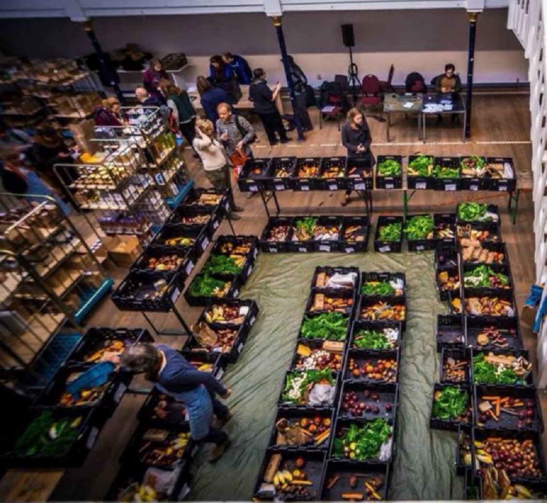 Netherlands 🇳🇱

🚜 Communities show their support to local farmers by setting up food cooperatives and farmers markets to buy direct from local farms and bypass supermarkets.