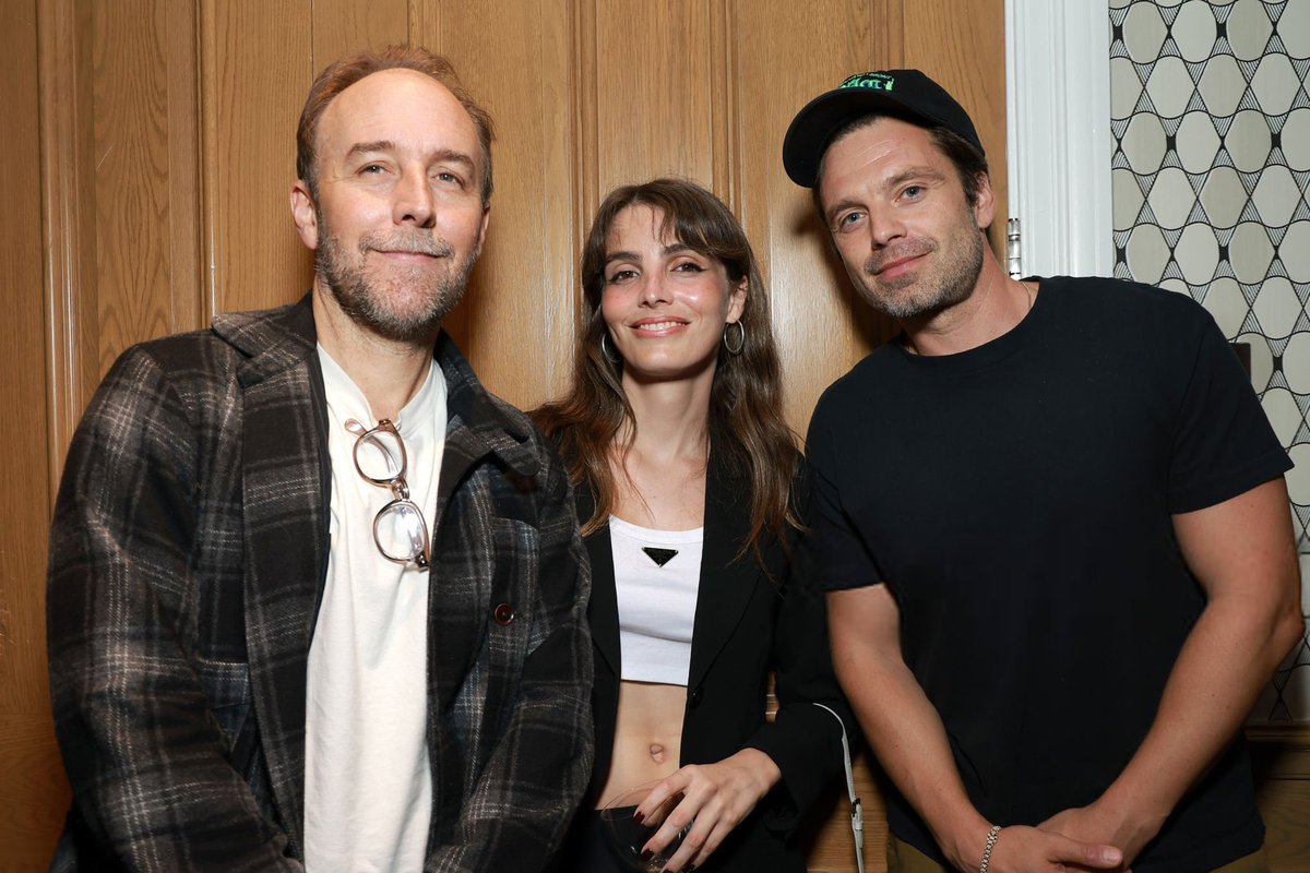 📸| Nova foto de Sebastian Stan, Derek Cianfrance e Lux Pascal na exibição especial do filme “Roofman” ontem (08/09), em Nova York.