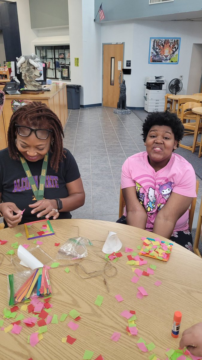LobosLibrary's tweet image. Just another awesome day in the Lobo Library reading & making crafts. It is a great day to be a Lobo.
#weareclintisd