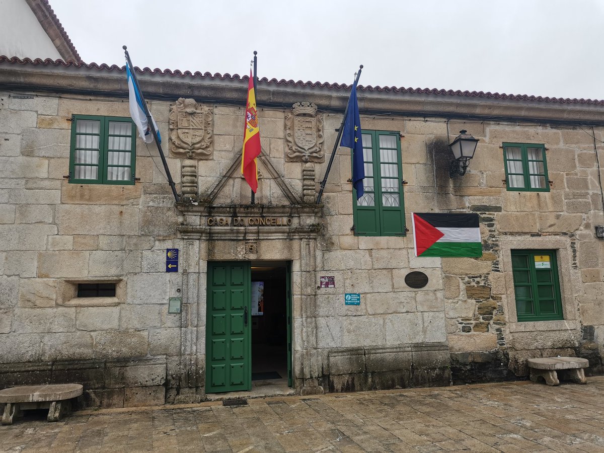 Melide con Palestina.
Na fachada oficial do Concello.
Unha bandeira.
Un compromiso.
