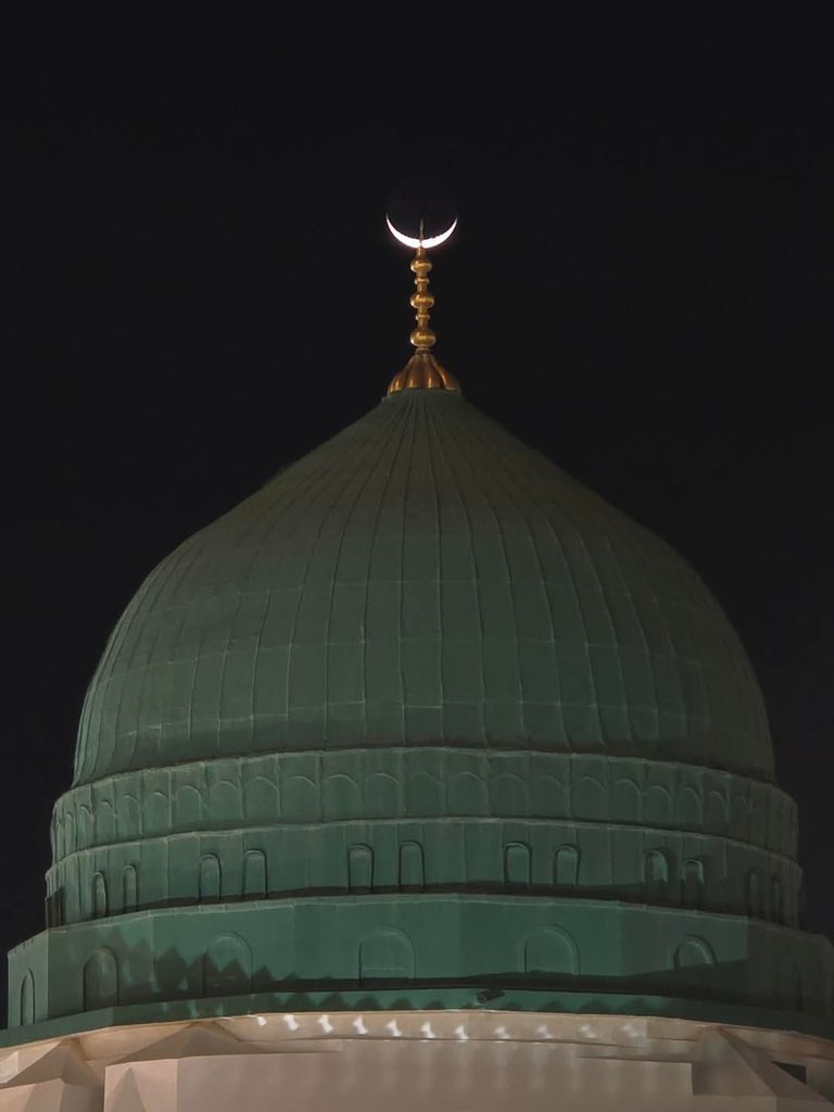 khutbatululama's tweet photo. درود شریف پڑھنے کا ایک دل نشین طریقہ 
میرے شیخ حضرت شاہ عبدالغنی صاحب پھولپوری ؒ فرماتے تھے کہ جب درود شریف پڑھو تو سوچو کہ میں روضہ مبارک کے سامنے ہوں اور حضور صلی اللہ علیہ وآلہ وسلم پر رحمت کی جو بارش ہو رہی ہے اُس کے کچھ چھینٹے مجھ پر بھی پڑ رہے ہیں۔