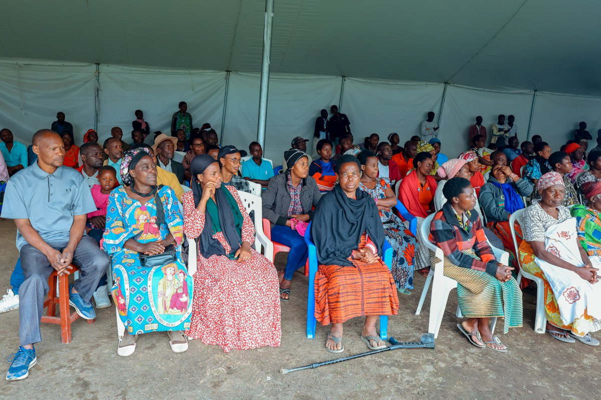 MusanzeDistrict's tweet image. Kuri uyu wa kabiri, hari kuba Inteko z'Abaturage zibera ku rwego rw'Akagari, mu mirenge yose. Umuyobozi w'Akarere @NsengClaudien, ari kumwe n'Abahagarariye @reg_rwanda na @wasac_rwanda mu Karere, yitabiriye Inteko iri kubera mu Kagari ka Rwebeya mu murenge wa Cyuve.