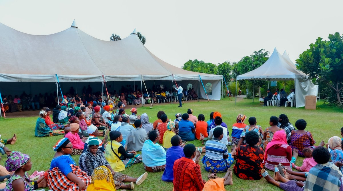 MusanzeDistrict's tweet image. Kuri uyu wa kabiri, hari kuba Inteko z'Abaturage zibera ku rwego rw'Akagari, mu mirenge yose. Umuyobozi w'Akarere @NsengClaudien, ari kumwe n'Abahagarariye @reg_rwanda na @wasac_rwanda mu Karere, yitabiriye Inteko iri kubera mu Kagari ka Rwebeya mu murenge wa Cyuve.