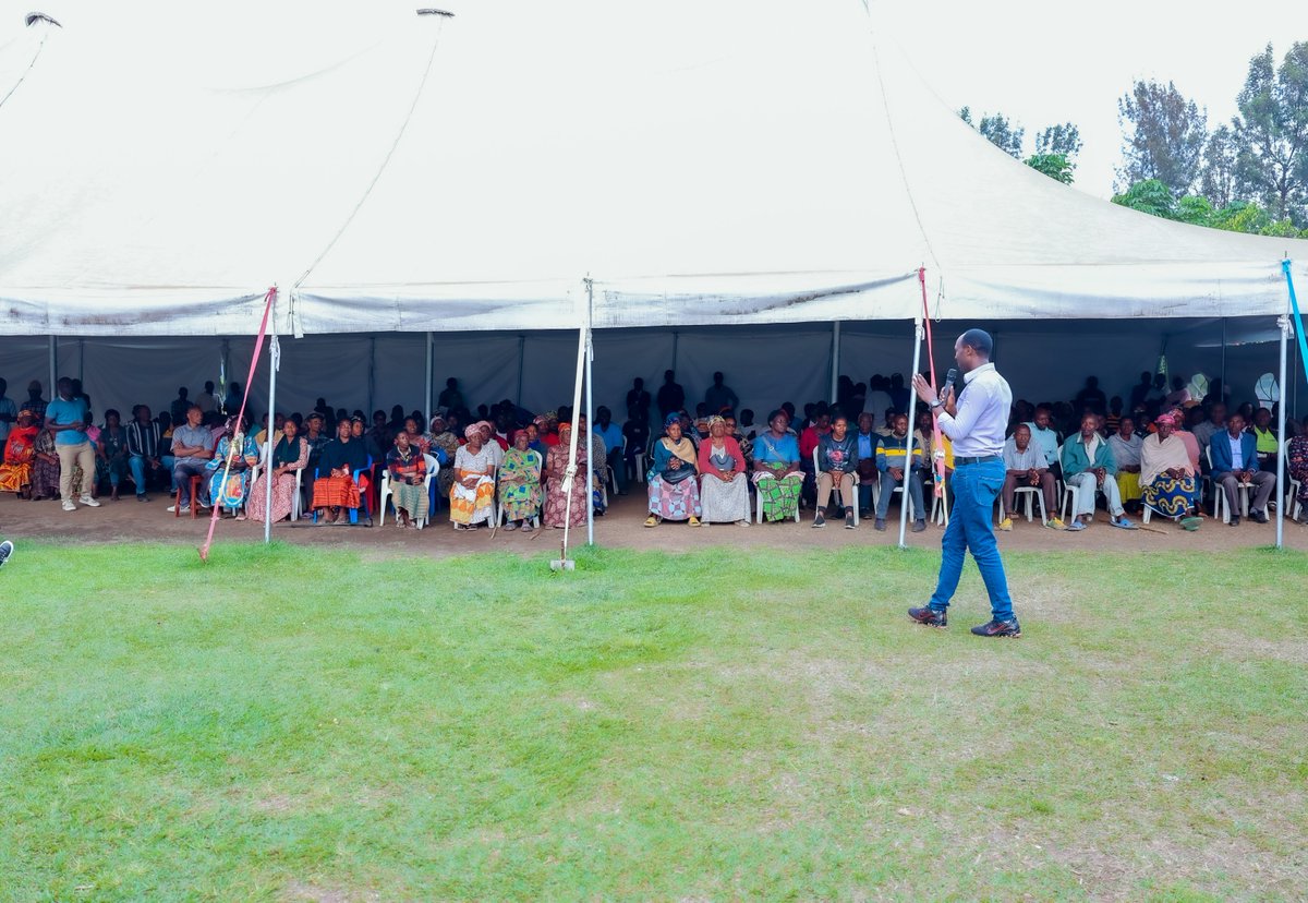 MusanzeDistrict's tweet image. Kuri uyu wa kabiri, hari kuba Inteko z'Abaturage zibera ku rwego rw'Akagari, mu mirenge yose. Umuyobozi w'Akarere @NsengClaudien, ari kumwe n'Abahagarariye @reg_rwanda na @wasac_rwanda mu Karere, yitabiriye Inteko iri kubera mu Kagari ka Rwebeya mu murenge wa Cyuve.