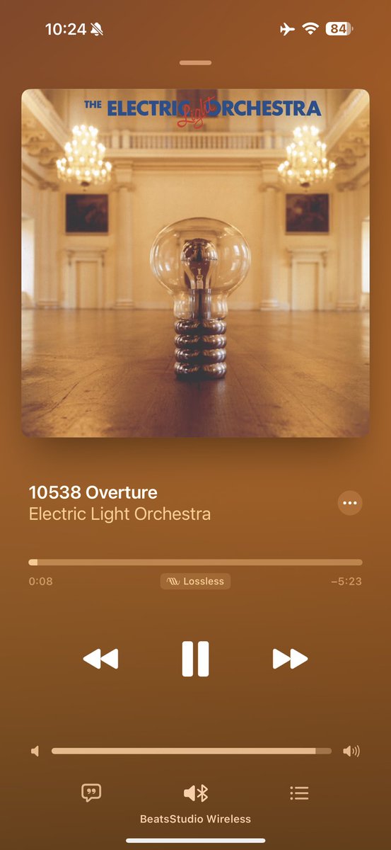 amycalandrino's tweet photo. Some ELO to kick off the flight. ✈️ #crefamjam #creibound https://t.co/uf3J4DGEh9