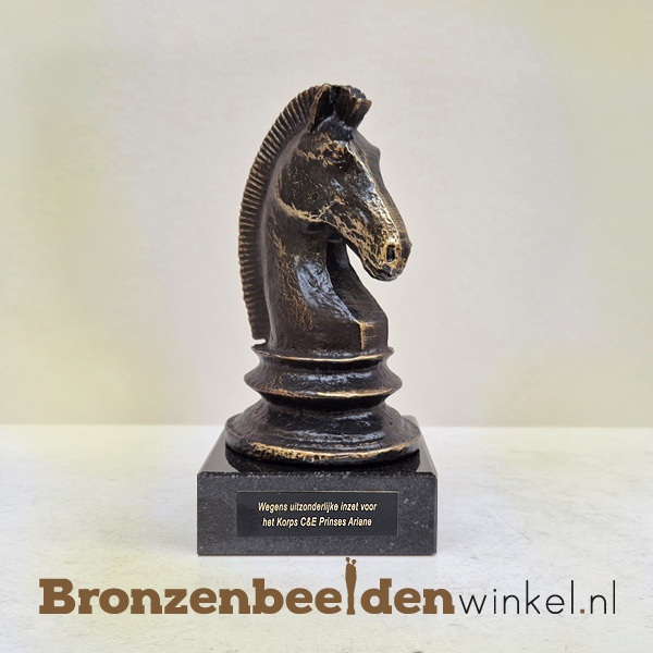 In opdracht van het Korps Communicatie en Engagement hebben wij dit relatiegeschenk beeldje gemaakt. Dit korps voert in het embleem als hoofditem ‘het schaakstuk paard’, dat symbool staat voor psychologische operaties. Het beeldje wordt geschonken aan relaties voor hun inzet.