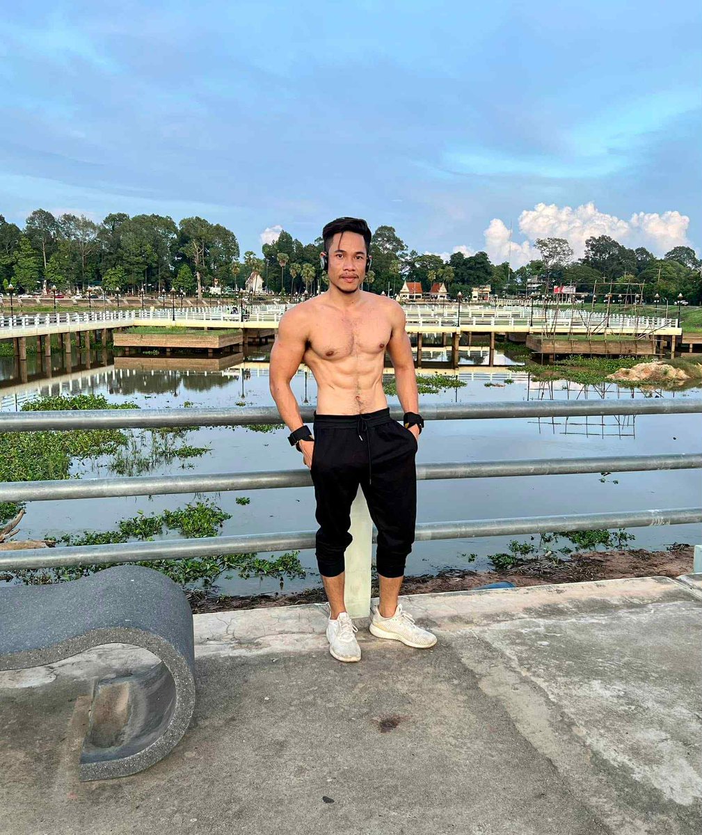 พี่คนไหนอยากได้คลิปชักว่าวแบบเห็นหน้าเห็นทั้งตัวของผม ผมขอจ่ายค่าไฟให้ผมแล้วผมจะส่งคลิปให้เพื่อแลกกัน