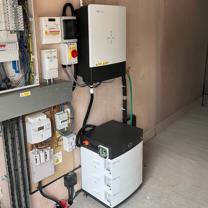 In2gr8ted's tweet photo. Installed 12 sleek, all-black SunPower panels with a GivEnergy battery. This system looks amazing, generates 3800 kWh/year, and saves the homeowner over £1000 annually! Learn how you can save: https://t.co/8PrKTCEjlH #SolarPanels #SolarPower #RenewableEnergy https://t.co/D5pMVfgb1Z
