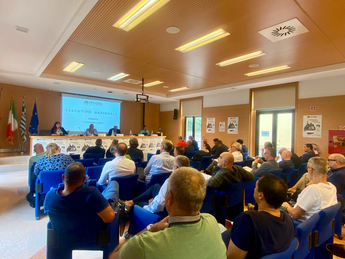 FitCisl's tweet photo. #9Settembre #Fiesole Riunito oggi presso il Centro Studi #Cisl il Comitato Esecutivo di @FitCisl, alla presenza del Segretario Generale @salvopellecchia e dei Segretari Nazionali @m_diamante, @mmasciafitcisl1, @riccio_gaetano.
🎯 Al centro dei lavori:
🟢Analisi del contesto sindacale e organizzativo
🟢Focus sull’applicazione dei Contratti nel settore #trasporti
🟢Questioni aperte fra cui il #Ccnl dei Gestori Aeroportuali

🔍 Tra i punti chiave delle nuove piattaforme di rinnovo:
✔ Difesa del potere d’acquisto dei #salari
✔ Salute e #sicurezza sul lavoro
✔Formazione continua
 ✔  #Welfare e conciliazione vita/lavoro                                                                                                                                                                                               🗣️Uno spazio di riflessione e condivisione necessario per rafforzare la nostra azione nei luoghi di lavoro.