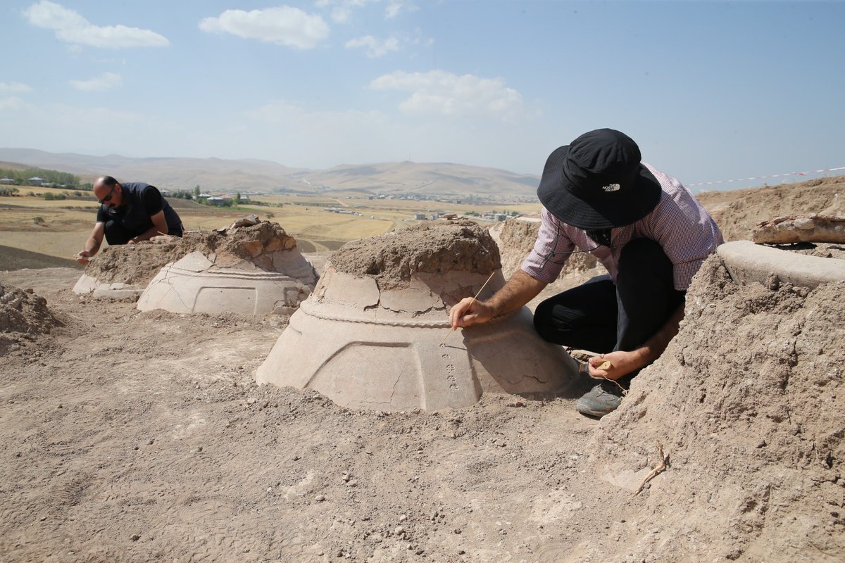 📍 Van'ın İpekyolu ilçesinde Erek Dağı eteklerindeki Kevenli Kalesi’nde Urartu dönemine ait çivi yazılı 76 pithos (küp) gün yüzüne çıkarıldı.

Kültür ve Turizm Bakanlığı izniyle Van Müzesi başkanlığında Iğdır Üniversitesi Sanat Tarihi Bölümü Öğretim Üyesi Doç. Dr. Rıfat Kuvanç'ın