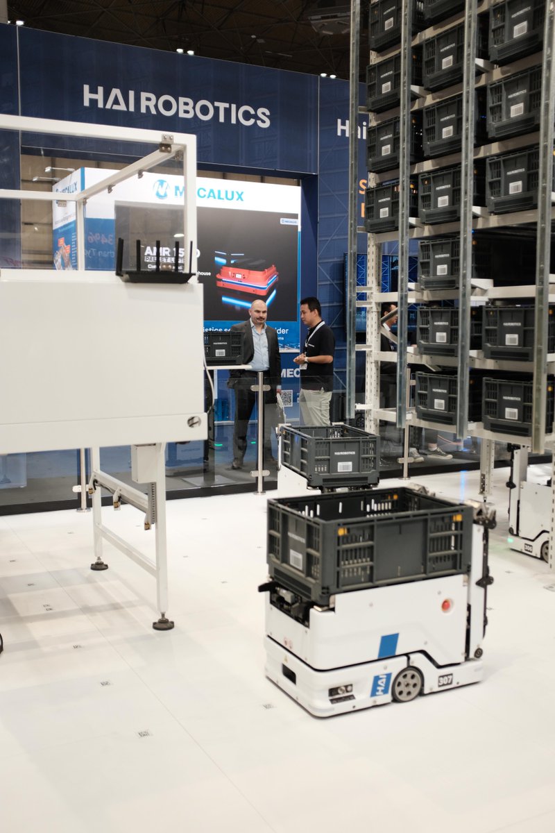 HaiRobotics's tweet image. ✨ Innovation in action at #IMHX2025! ✨
Visitors are watching HaiPick Climb live and talking to our automation experts about solutions that can transform their operations.
📍 Find us at Booth D55!
#HaiRobotics #WarehouseAutomation #SupplyChainInnovation