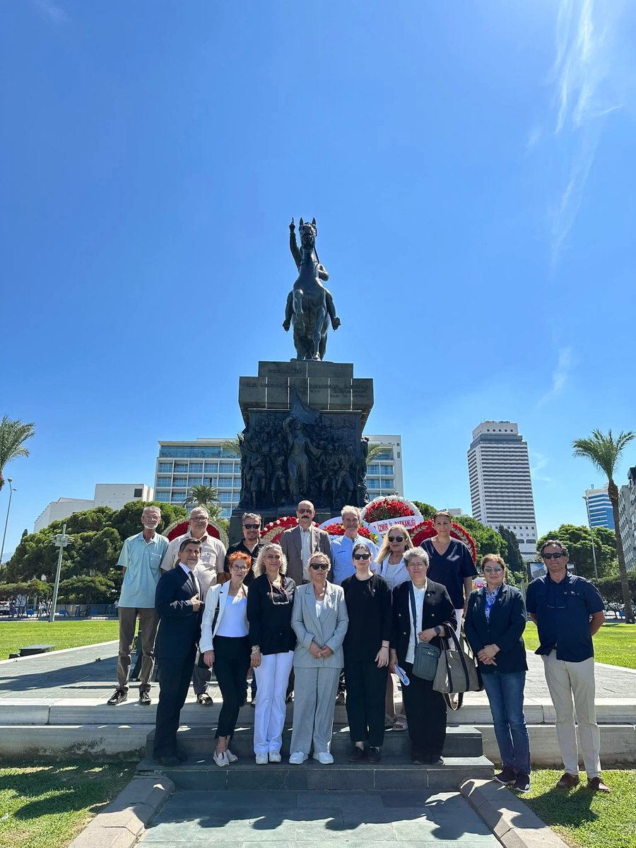 9 Eylül İzmir’in düşman işgalinden kurtuluşunun 103’üncü yıl dönümünde, Cumhuriyet meydanında gerçekleştirilen,Kurtuluş resmî törenlerinin ardından, İl Başkanlığımız adına Konak İlçe Başkanımız Sn. Nazan Aruk, İl Başkan Yrd. Sn. Begüm Durutürk Erol, İl ve İlçe yöneticilerimiz👇🏼👇🏼