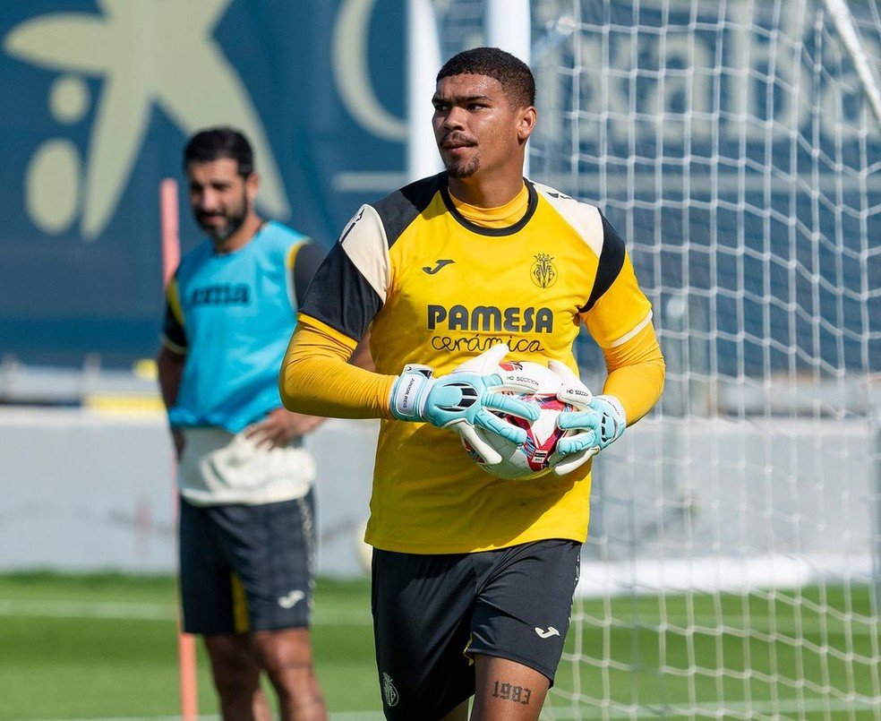 ScoutandoBR's tweet photo. 🇧🇷Goleiro Barsileiro brilhando na Europa.

🧤Trata-se de Luiz Júnior (24) goleiro do Villareal, goleiro de ótimos reflexos, pegador de pênaltis.

🔸️se hoje o Villareal está na champions, deve muito a Luiz Júnior, catou muito temporada passada.

Merece chance na seleção? 🤔 https://t.co/XQBKEVMmKU