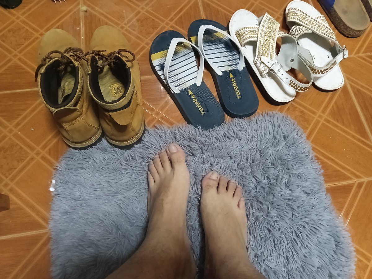 biomexaregio's tweet photo. Será que nos llevamos los perrones a MTY, o mejor las botas????
Yo quisiera llevarme #huaraches pero creo que está lloviendo y se me mojarían las patas.

#MTYGay #Huaraches #huarachecruzado #Montegay #Monterreyna #pies #feet https://t.co/dpgKh7bWrW