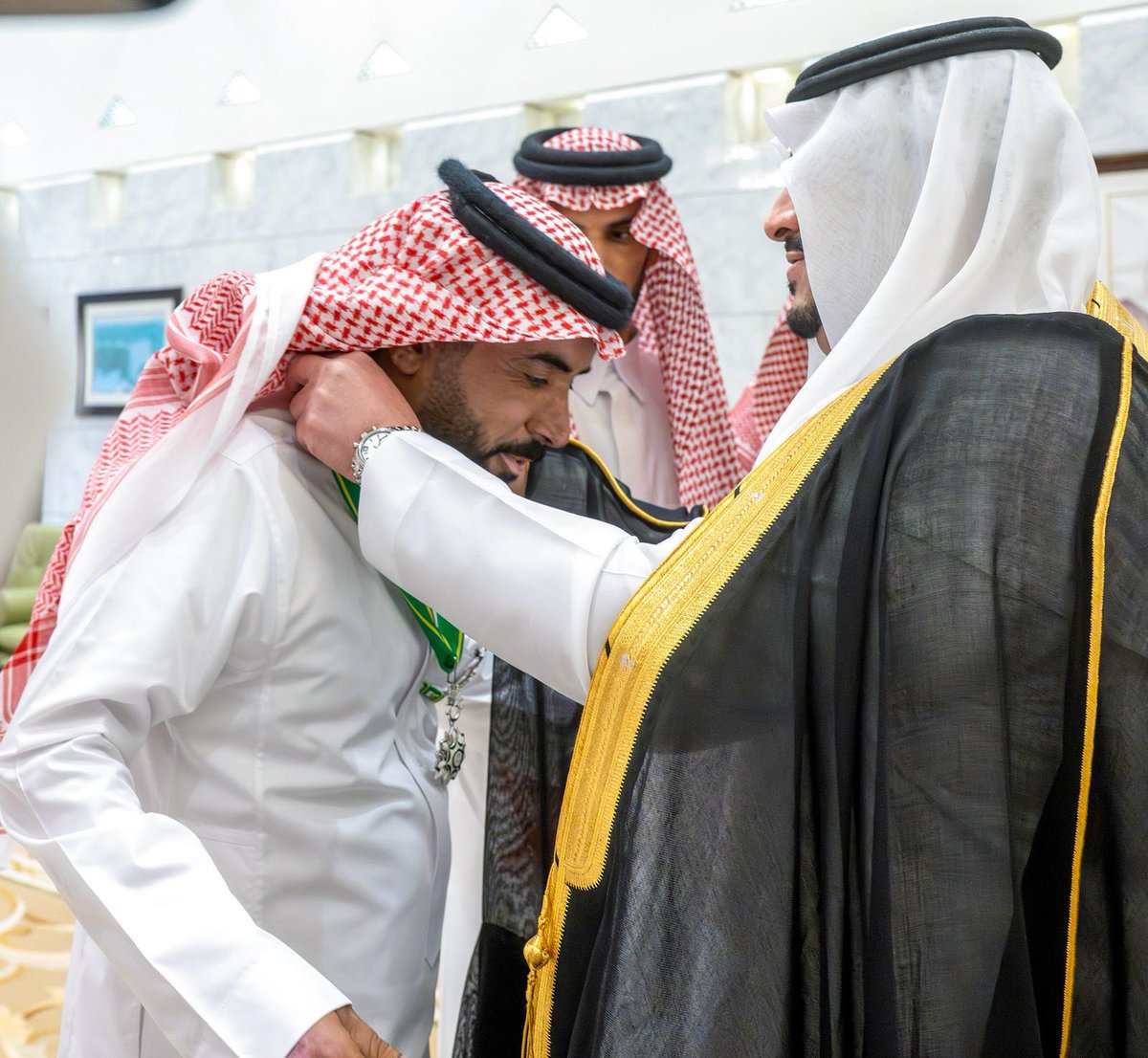 القيادة تكرم ماهر الدلبحي وهذا التكريم رسالة واضحة إن الوطن ما ينسى أبطاله وإن كل عمل بطولي يلقى التقدير من أصغر مواطن لأعلى قيادة 🇸🇦

#القيادة_تكرم_البطل_الدلبحي
#شكرا_محمد_بن_سلمان