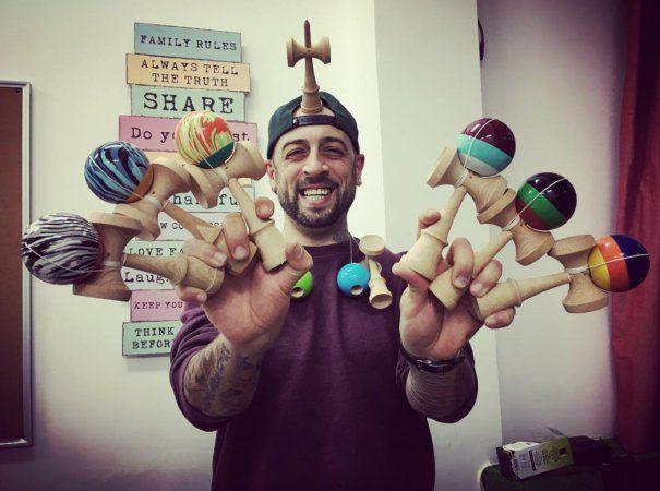 Bătrânii mei, am fost ieri la mall și am observat reapariția a două fenomene pe care le speram îngropate permanent:

1. S-au întors buricele.

Toate adolescentele erau cu buricul pe-afară. Terminați cu prostiile. Nimeni nu vrea să vadă așa ceva. Bine, sigur, unul din 10.000 are