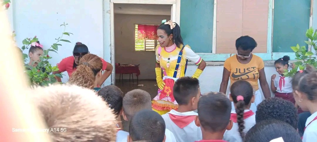 SantamariaCueto's tweet photo. @edelzm1
@CuetoEducadores @DPEHolguin @CubaMined
La Casa de la Cultura municipal Víctor Jara da la bienvenida a los educandos al nuevo curso escolar con la invitada especial la payasita Azuquita. https://t.co/aN0s3Q4Eby