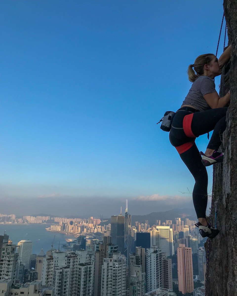 lifewitheva4's tweet image. Climbing at Soho Crag, Hong Kong Island 🧗‍♀️- Rock Climbing, which I started earlier this year, and now do very regularly, brought me so much fun and more strength, both physical and mental. It confronts me with my fear of heights.