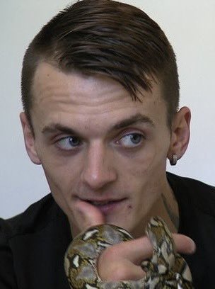 blesk_cz's tweet photo. 🚨 Tragická dohra kultovní epizody Výměny manželek: Roman, který mačkal hada, je po smrti! Našli ho předávkovaného pervitinem. https://t.co/qWlqmvLnQt