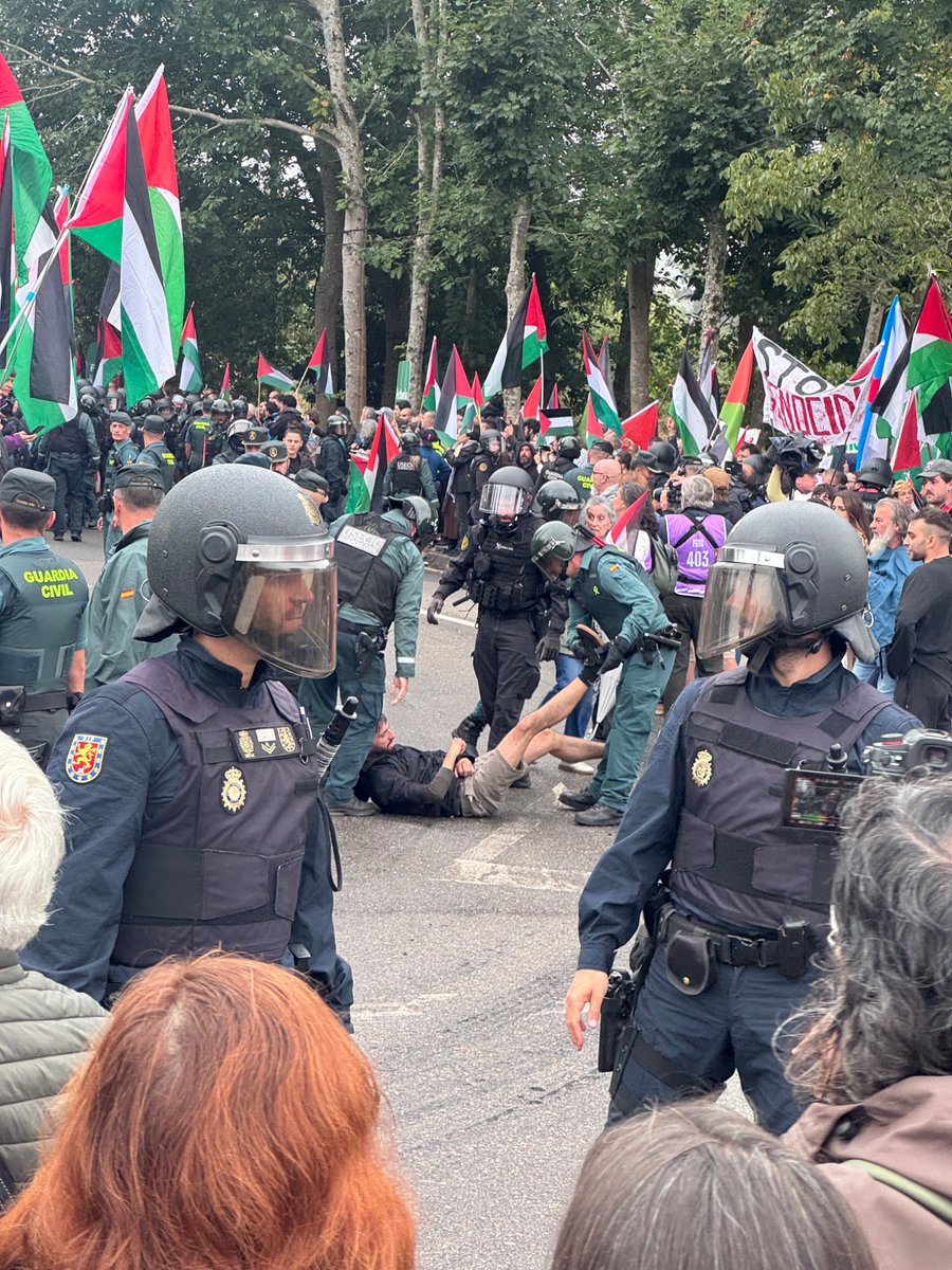 friebos's tweet image. Situation out of hand at 3.4km from finish. Race to finish 8km out.