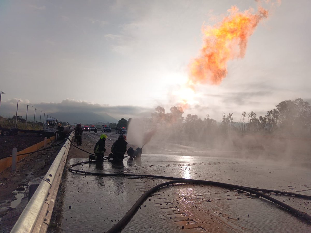 Realizan quema controlada de gas en la Autopista México-Puebla.

Una una pipa con una capacidad de 15 mil litros volcó al entrar a una rampa de emergencia en #Ixtapaluca 

La circulación está cerrada en ambos sentidos desde hace 8 horas 

Personal de <a href="/CAPUFE/">CAPUFE</a> apoyan en el lugar.