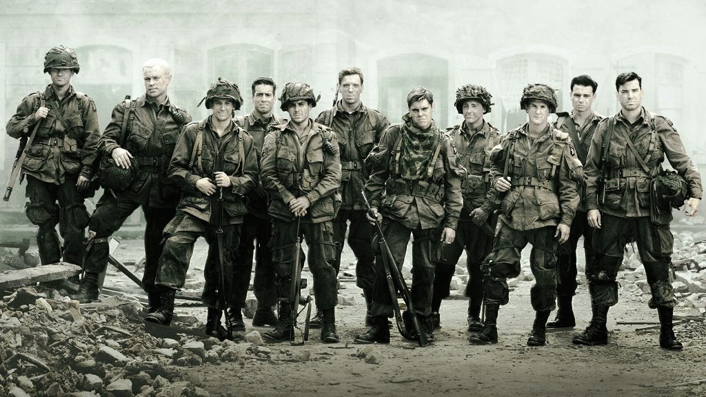 SerieManiacos's tweet photo. Há exatos 24 anos estreava na HBO a minissérie Band of Brothers.

Considerada uma das melhores minisséries da emissora e uma das produções mais caras até o período de seu lançamento, o drama de guerra é uma experiência televisiva única que mergulha de cabeça no front europeu do conflito mais sangrento da história da humanidade.

A produção está disponível aqui no Brasil na HBO Max, assim como sua "continuação", a minissérie The Pacific.