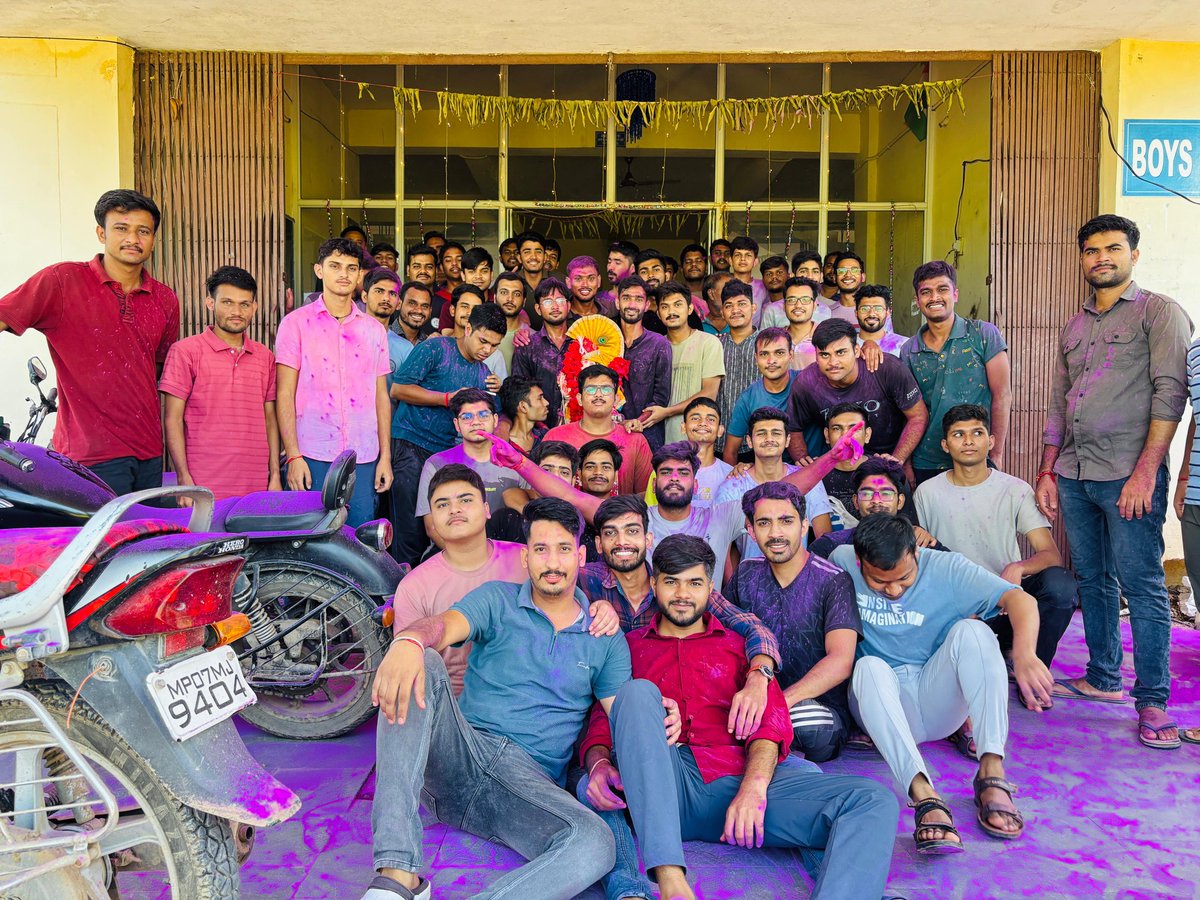 Vetrewa's tweet photo. Ganesh Utsav at Azad Boys Hostel, College of veterinary science and Animal Husbandry, Rewa https://t.co/fvFo8BP0Sh