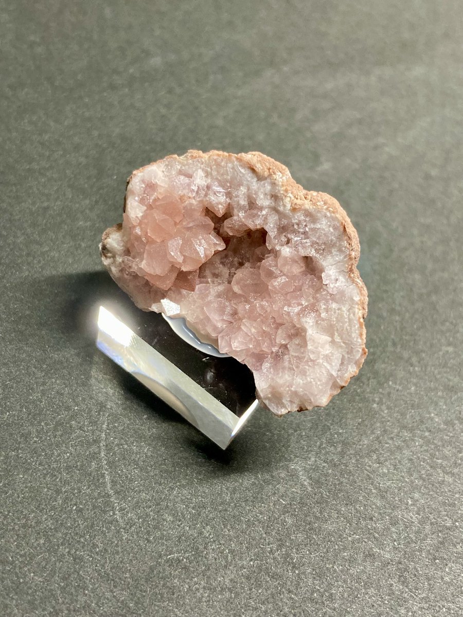 ほたるみねらる(<a href="/hotarumineral/">ほたるみねらる</a>)さんより
①ピンククォーツ
小さめの標本も集め始めたので購入させていただきました。
小さい中にも見所がたくさんある、近くで角度を変えて何度も見てしまうような標本です。