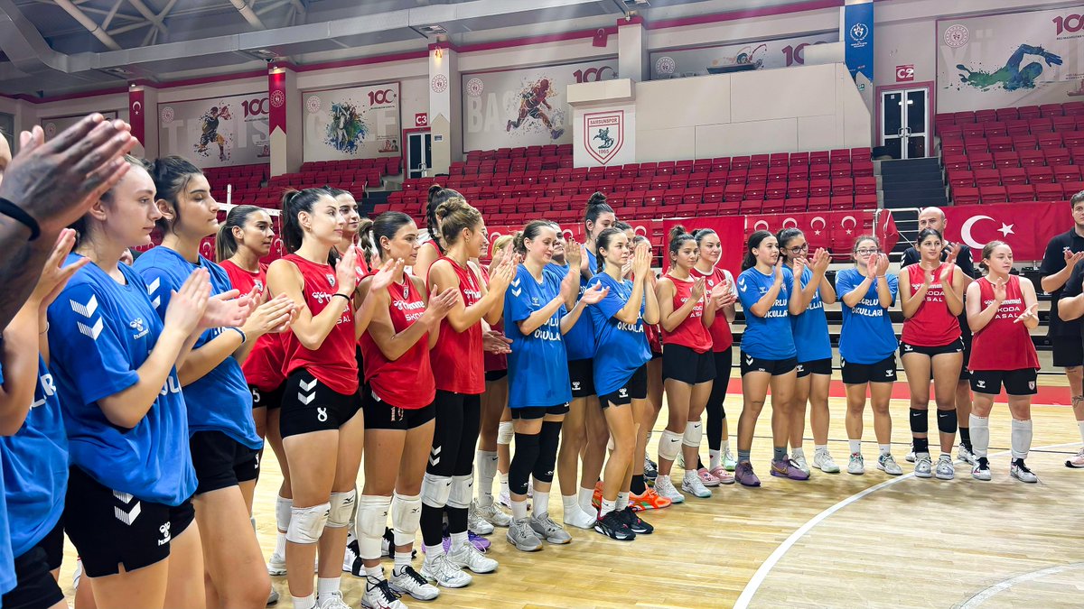 Samsunspor Kulübü Yönetim Kurulumuz, yeni sezon öncesi hazırlıklarını sürdüren Zorlu Koleji Samsun Basketbol Kulübü'nün antrenmanını ziyaret etti.

Türkiye Kadınlar Basketbol Ligi'nde mücadele edecek olan Zorlu Koleji Samsun Basketbol Kulübü'ne tatlı ikramında bulunan
