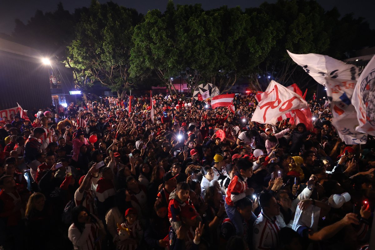 Chivas's tweet photo. 🇲🇽 #CapitalRojiblanca 🇦🇹 https://t.co/aXDnRmxBDa