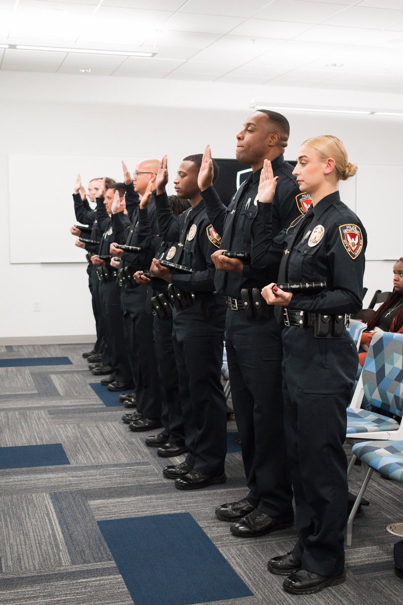 TheDurhamPolice's tweet image. Congrats to Academy 61! 🚔🎓

After six months and 1,000+ hours of training, 9 graduates earned their badges! Of those graduates, eight will remain with DPD, and one will continue their journey with @NCCU.

Welcome to the team! 💙

#Academy61 #DurhamPD #RisetotheChallenge