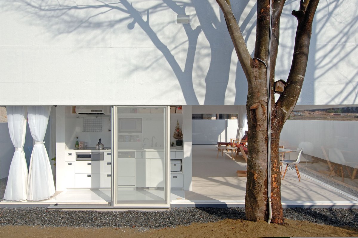 Acrylic House – The Beginning of an Idea

20 years ago, in a cold region of Japan (-10°C winters), we experimented with 20mm acrylic walls to create a living space fully open to nature.
Custom 8m-long boards were polymerized and glued at the corners, connecting indoors and