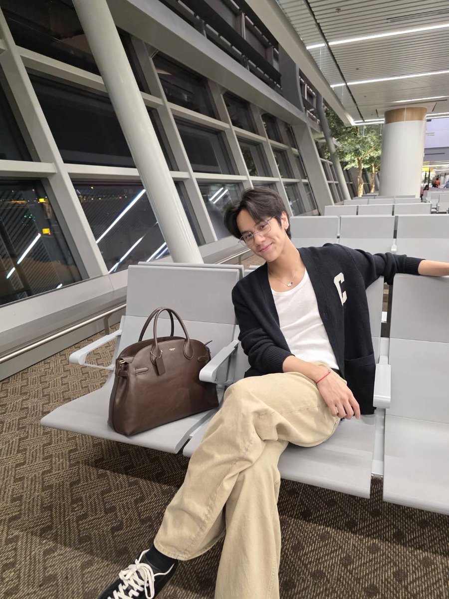 GMMTV's tweet photo. นนน กรภัทร์ พร้อมเดินทางสู่มหานครนิวยอร์ก เพื่อร่วมชมโชว์ Coach Spring 2026 Show ในงาน New York Fashion Week ที่จะจัดขึ้นในวันที่ 15 ก.ย. 68 เวลา 14:00 น. ตามเวลานิวยอร์ก แฟน ๆ รอติดตามรับชมภาพกันได้เลยค่ะ
#CoachNY 
#mynameisnanon 
#GMMTV https://t.co/7r5dTY5t5O