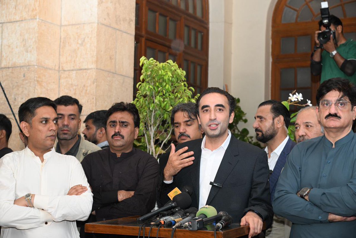 پاکستان پیپلزپارٹی کے چیئرمین بلاول بھٹو زرداری سکھر بیراج پر ممکنہ سیلابی صورت حال پر بریفینگ کے بعد میڈیا سے گفتگو کررہے ہیں۔
<a href="/BBhuttoZardari/">BilawalBhuttoZardari</a>