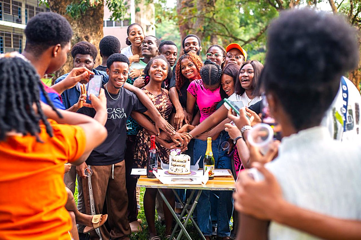 compengKNUST's tweet image. 📍Final year Biomedical Engineering students had a picnic to enjoy good food, laughter, and their last moments together.

The highlight was the cake, white, decorated in gold with 𝐵𝑖𝑜𝑚𝑒𝑑𝑖𝑐𝑎𝑙 𝐸𝑛𝑔𝑖𝑛𝑒𝑒𝑟𝑖𝑛𝑔 2025 written on it.