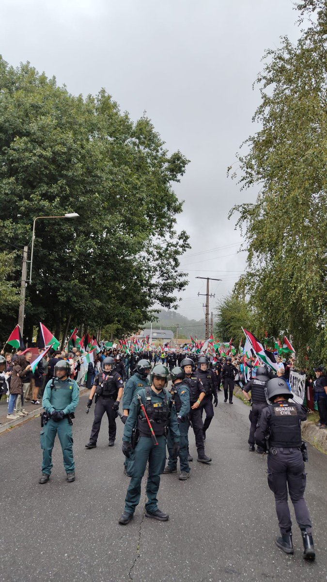 🇵🇸 Fortes cargas para deter a solidariedade com a Palestina. Os e as solidarias galegas mantenhen o bloqueo da etapa malia a repressom.