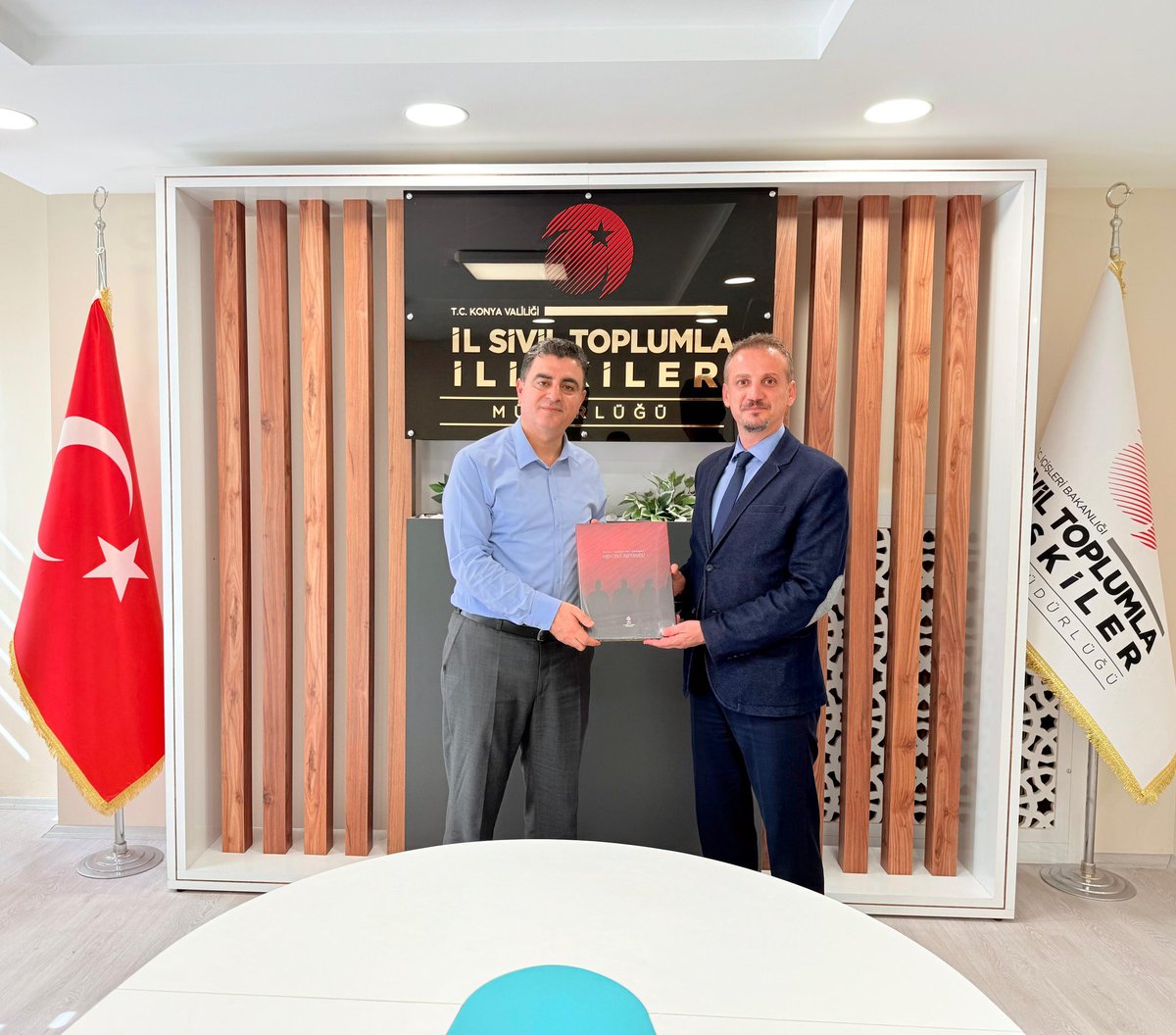 Konya İl Kültür ve Turizm Müdürü Sayın Fikret FİDAN, Müdürümüz Özgür <a href="/KARAYAZILI/">ÖZGÜR KARAYAZILI</a> ’ya ziyarette bulundular.
<a href="/iktm42/">Konya İl Kültür ve Turizm Müdürlüğü</a>
<a href="/konya_istim/">Konya İl Sivil Toplumla İlişkiler Müdürlüğü</a> 
<a href="/fkrtfdn/">Fikret FIDAN</a>