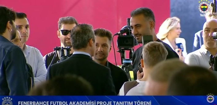 🚨Bu rezaleti  medya da kaç kişi konuşacak çok merak ediyorum hafta sonu sahada bu arkadaşa futbolumuzla çok iyi bi ders verilmeli soran olursa yapı var dersiniz yapının kralı sizsiniz.

Türkiye'de futbol Galatasaray'a karşı oynanan bi oyundur ama sonunda hep Galatasaray kazanır